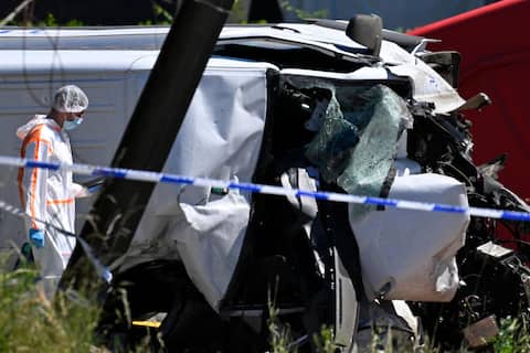 Scontro tra scuolabus e treno in Belgio, le immagini dell'incidente ...