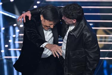 Gianni Morandi raggiunge Tredici Pietro sul palco (a sorpresa)
