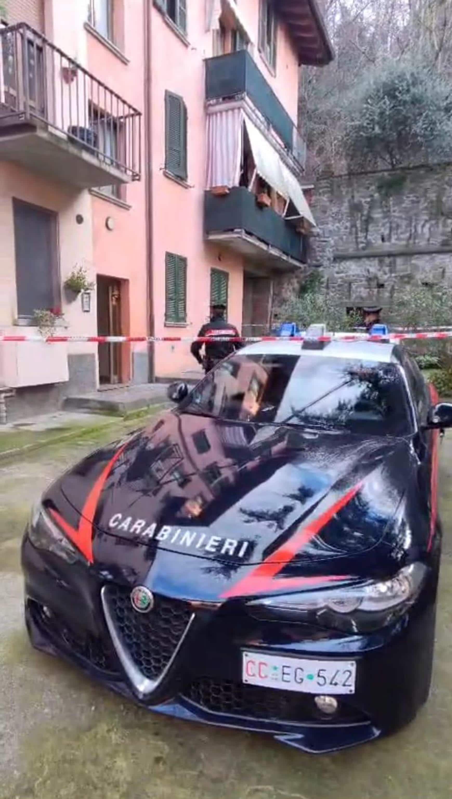 Carabinieri sul luogo dove una donna di 45 anni è rimasta gravemente ferita a Capriolo, nel Bresciano, dopo essere stata aggredita dal marito con un coltello al culmine di una lite in casa, 04 gennaio 2026. 
La donna era in strada con ferite al collo. Dagli accertamenti è emerso che l'aggressione sarebbe avvenuta al termine dell'ennesimo litigio per futili motivi, iniziato all'interno dell'abitazione e proseguito in strada. La donna é stata colpita con un coltello dal marito convivente, un uomo di 51 anni. La vittima è stata trasportata in codice rosso agli Spedali Civili di Brescia. L'uomo è stato fermato dai carabinieri intervenuti sul posto. 
ANSA/FILIPPO VENEZIA