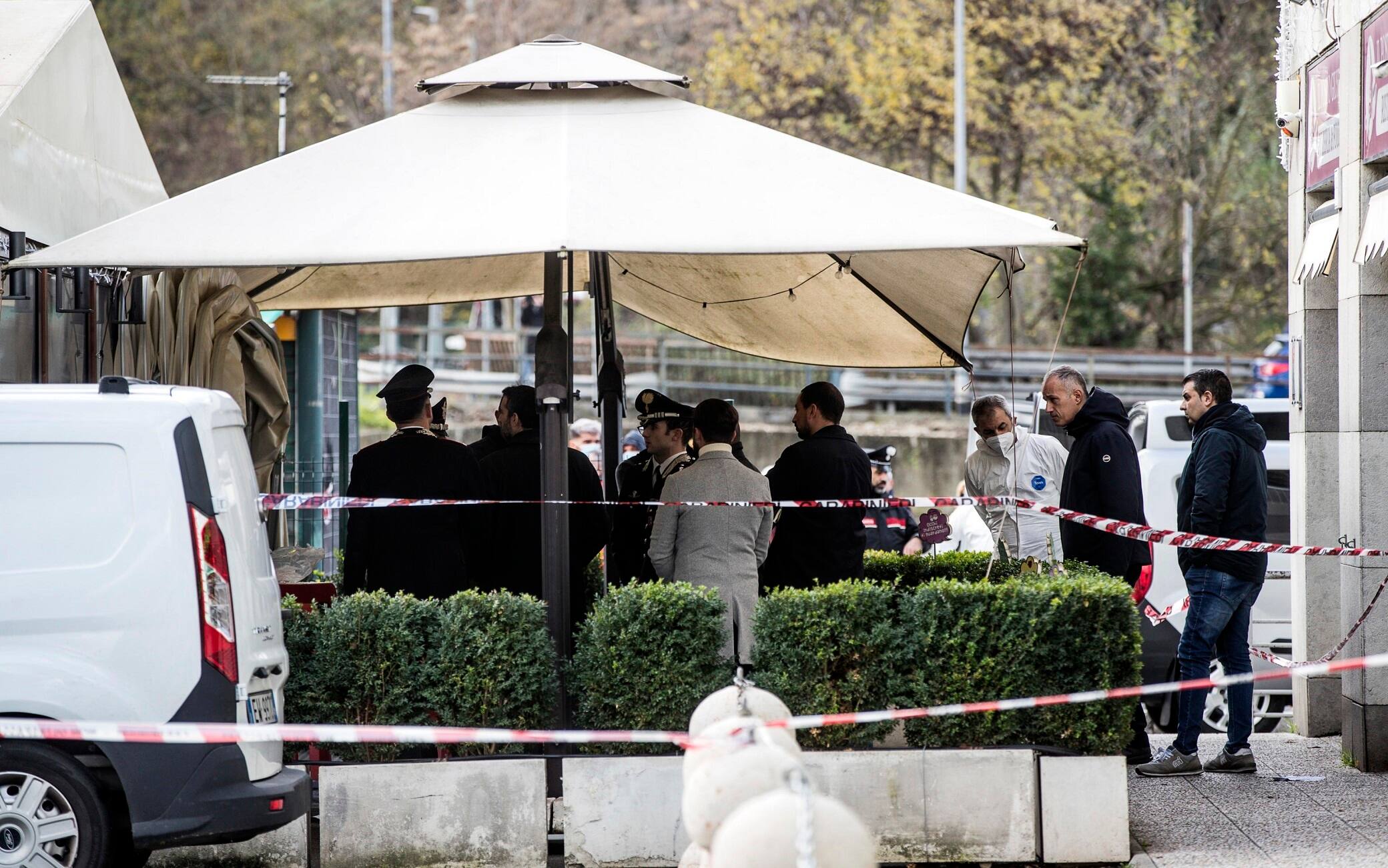L'esterno del bar dove è avvenuta la sparatoria