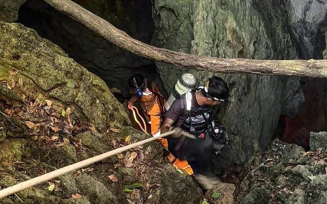 This handout image released by Metta Tham Rescue Kalasin on May 26, 2026 shows rescue workers inside a cave in Xaisomboun province. Five of seven people trapped in a flooded cave for a week in Laos were found alive on May 27, Laotian and Thai rescuers said. (Photo by Handout / Metta Tham Rescue Kalasin / AFP) / RESTRICTED TO EDITORIAL USE - MANDATORY CREDIT "AFP PHOTO / Metta Tham Rescue Kalasin" - HANDOUT - NO MARKETING NO ADVERTISING CAMPAIGNS - DISTRIBUTED AS A SERVICE TO CLIENTS