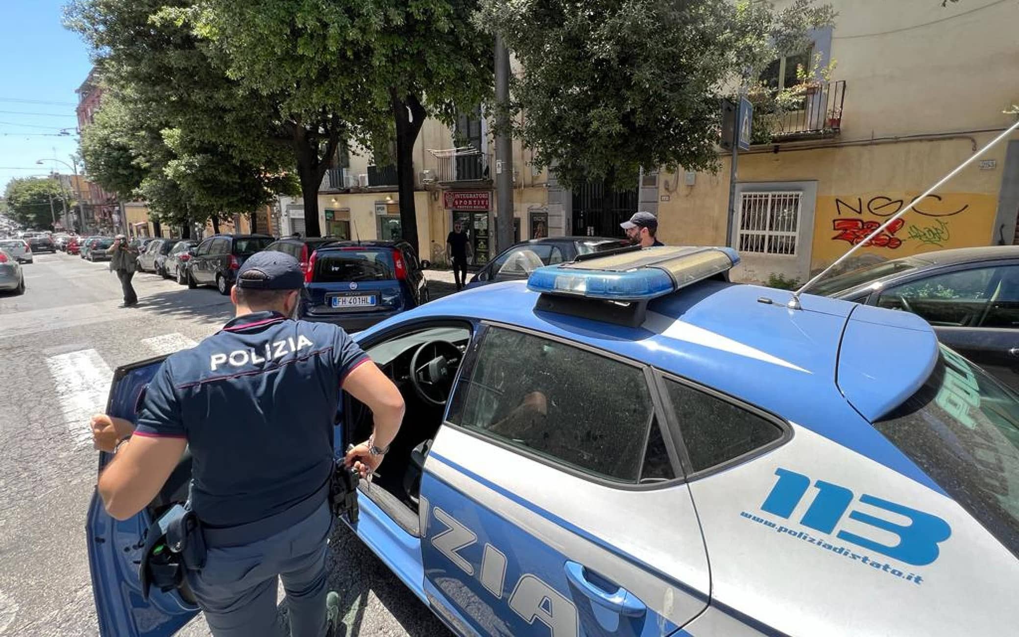 Il luogo in cui due sorelle di 24 e 17 anni sono state ustionate con l'acido la scorsa notte a Napoli, 30 Maggio 2022. ANSA/CIRO FUSCO