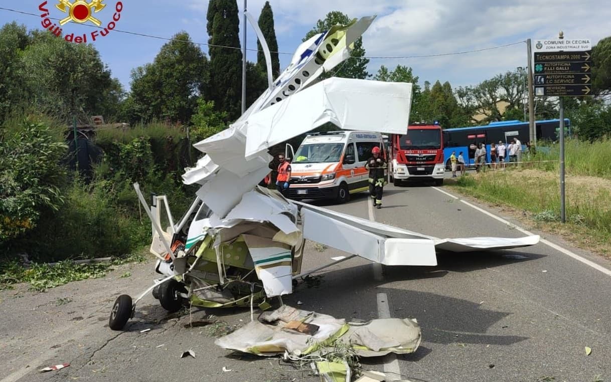 Ultraleggero precipita nel Livornese e atterra in strada colpendo un'auto: 3 illesi