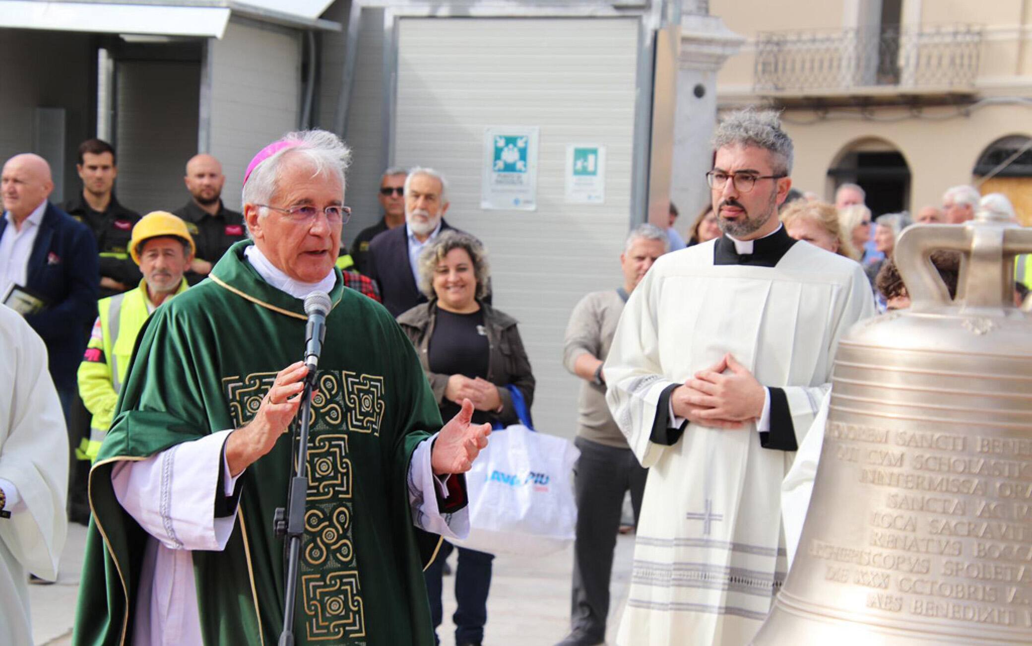 La benedizione delle campane della basilica di Norcia, 30 ottobre 2023. Dopo sette anni dalla scossa di terremoto che colpì Norcia e il Centro Italia, si è tornati a celebrare la messa all'interno della Basilica di San Benedetto, quasi totalmente crollata per quel sisma e ora ricostruita nelle sue mura e nel tetto.ANSA/ GIANLUIGI BASILIETTI