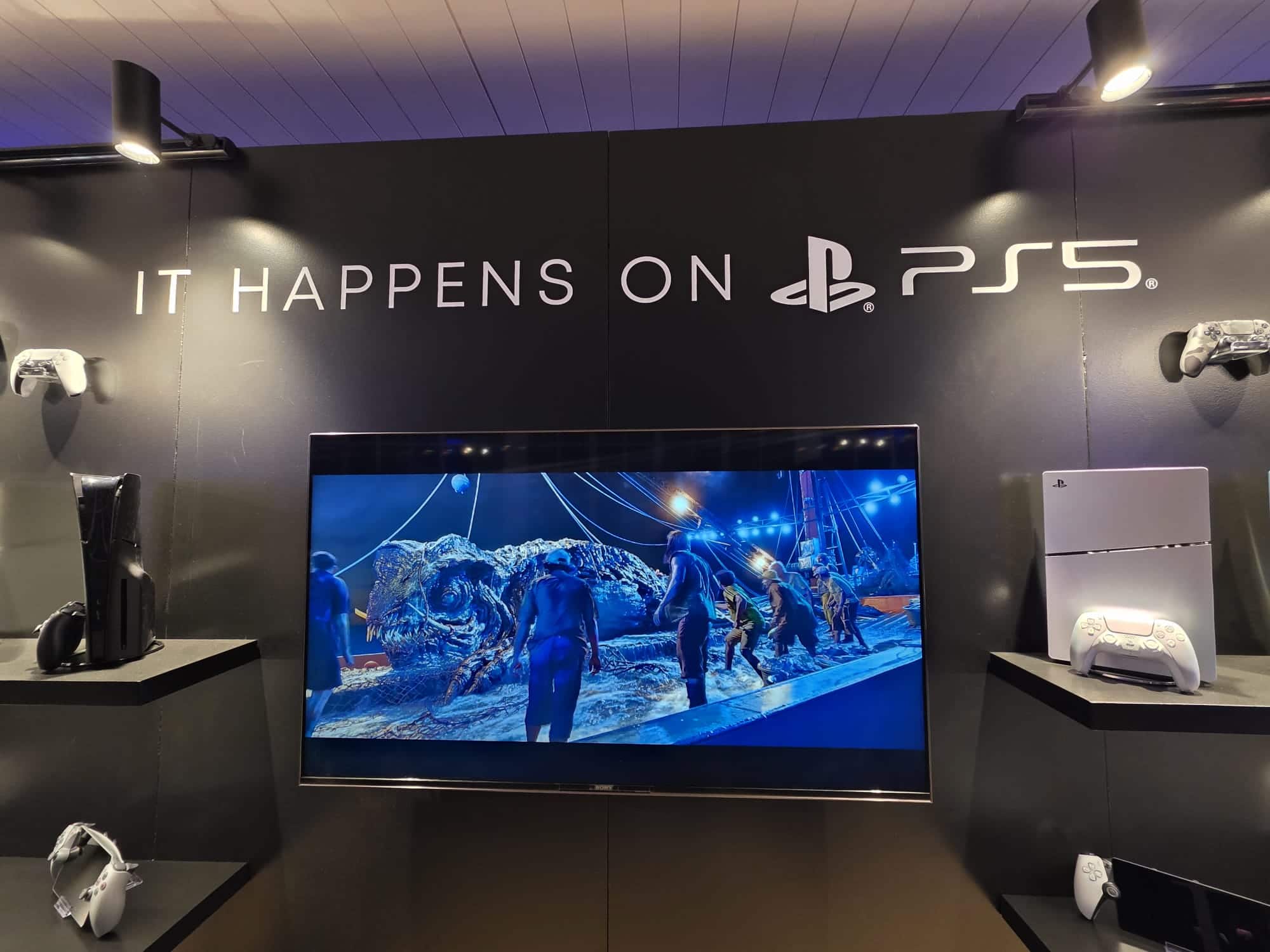 L'installazione It Happens on PS5” sul Naviglio di Milano