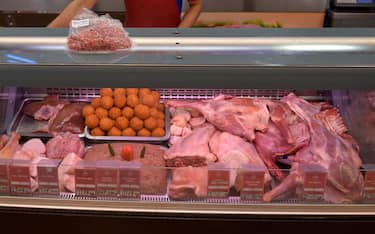 epa12745875 Vendors sell chicken and meat at a supermarket ahead of the holy month of Ramadan in Peshawar, Pakistan, 16 February 2025. The start of Ramadan is expected around 18 or 19 February 2026, depending on the sighting of the crescent moon. Muslims observe Ramadan with night prayers and fasting from sunrise to sunset.  EPA/BILAWAL ARBAB
