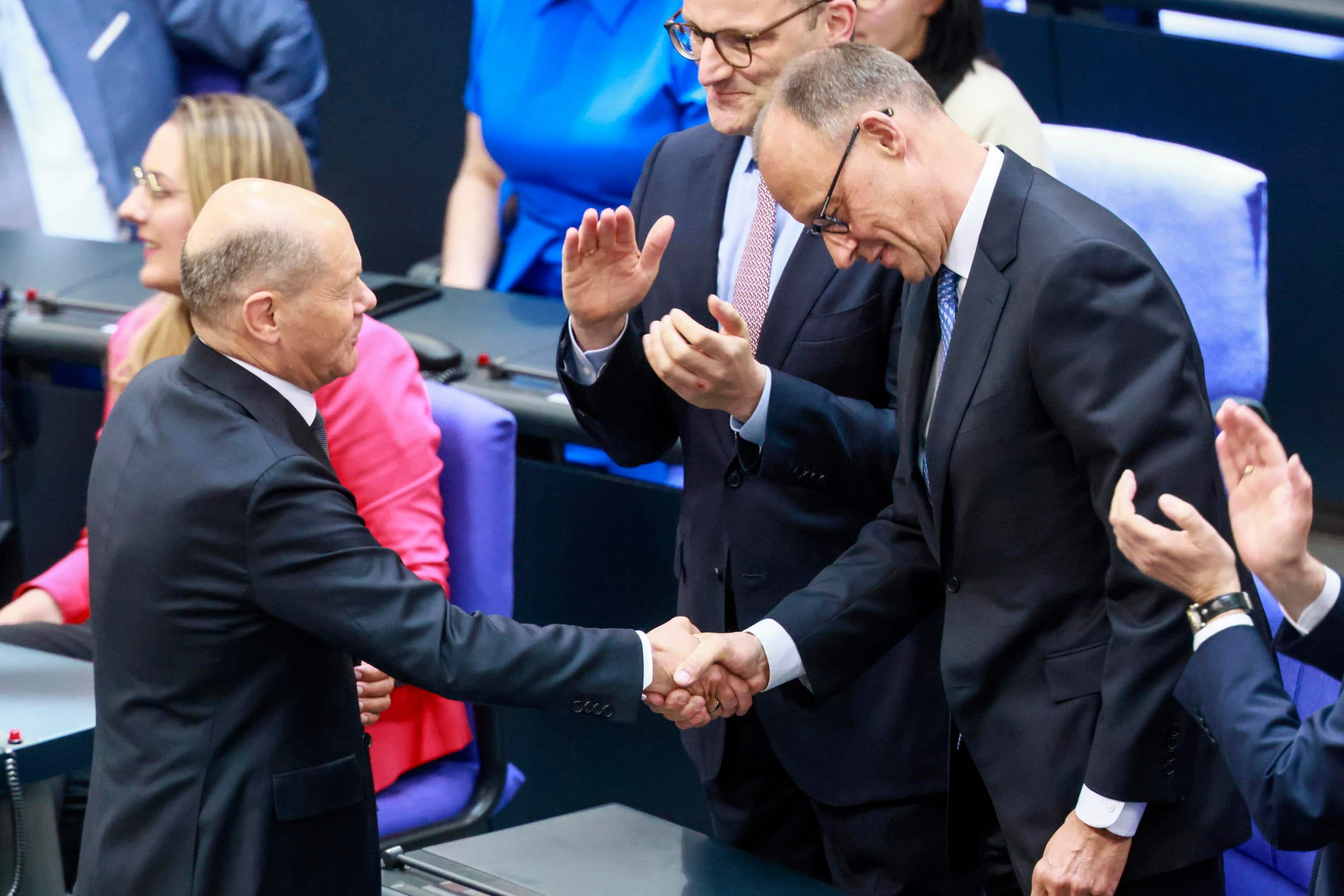 Il cancelliere uscente Olaf Scholz si congratula con il neo eletto Friedrich Merz