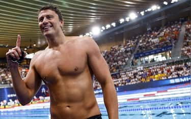 epa13161874 Nicolo Martinenghi of Italy celebrates after winning the Men's 100m Breaststroke Final at the European Aquatics Championships in Paris, France, 11 August 2026.  EPA/MOHAMMED BADRA