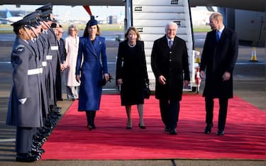 03 December 2025, Great Britain, London: Federal President Frank-Walter Steinmeier (2nd from right) and his wife Elke Büdenbender (center l) arrive at London Heathrow Airport and are greeted by Prince William, Prince of Wales, and Princess Kate, Princess of Wales. President Steinmeier and his wife are on a three-day state visit to the United Kingdom of Great Britain and Northern Ireland. Photo: Bernd von Jutrczenka/dpa (Photo by Bernd von Jutrczenka/picture alliance via Getty Images)