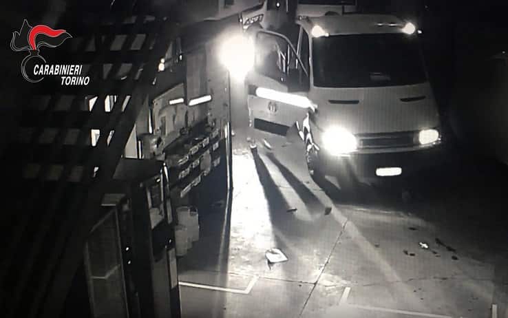 Un fermo immagine tratto da un video dei carabinieri di Torino, 14 settembre 2021: Avevano saccheggiato anche gli arredi di un hotel chiuso durante il lockdown i componenti della banda smantellata dai carabinieri di Torino questa mattina all'alba in una maxi operazione, che ha portato a quindici misure cautelari, tra carcere, domiciliari e obblighi di dimora. Tra i loro obiettivi non solo i furgoni pieni di materiale edile, ma anche confezioni di caramelle di uno stabilimento di Moncalieri (Torino). Gli indagati sono accusati di aver commesso trenta furti aggravati, una rapina, cinque episodi di ricettazione del materiale rubato e debito utilizzo di carte di credito. Il gruppo criminale, che aveva base a Torino e nell'hinterland , era altamente specializzato, al punto che era in grado di compiere fino a tre furti a notte.
ANSA/CARABINIERI EDITORIAL USE ONLY NO SALES