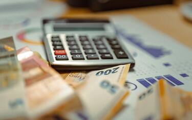 calcolatrice e banconote