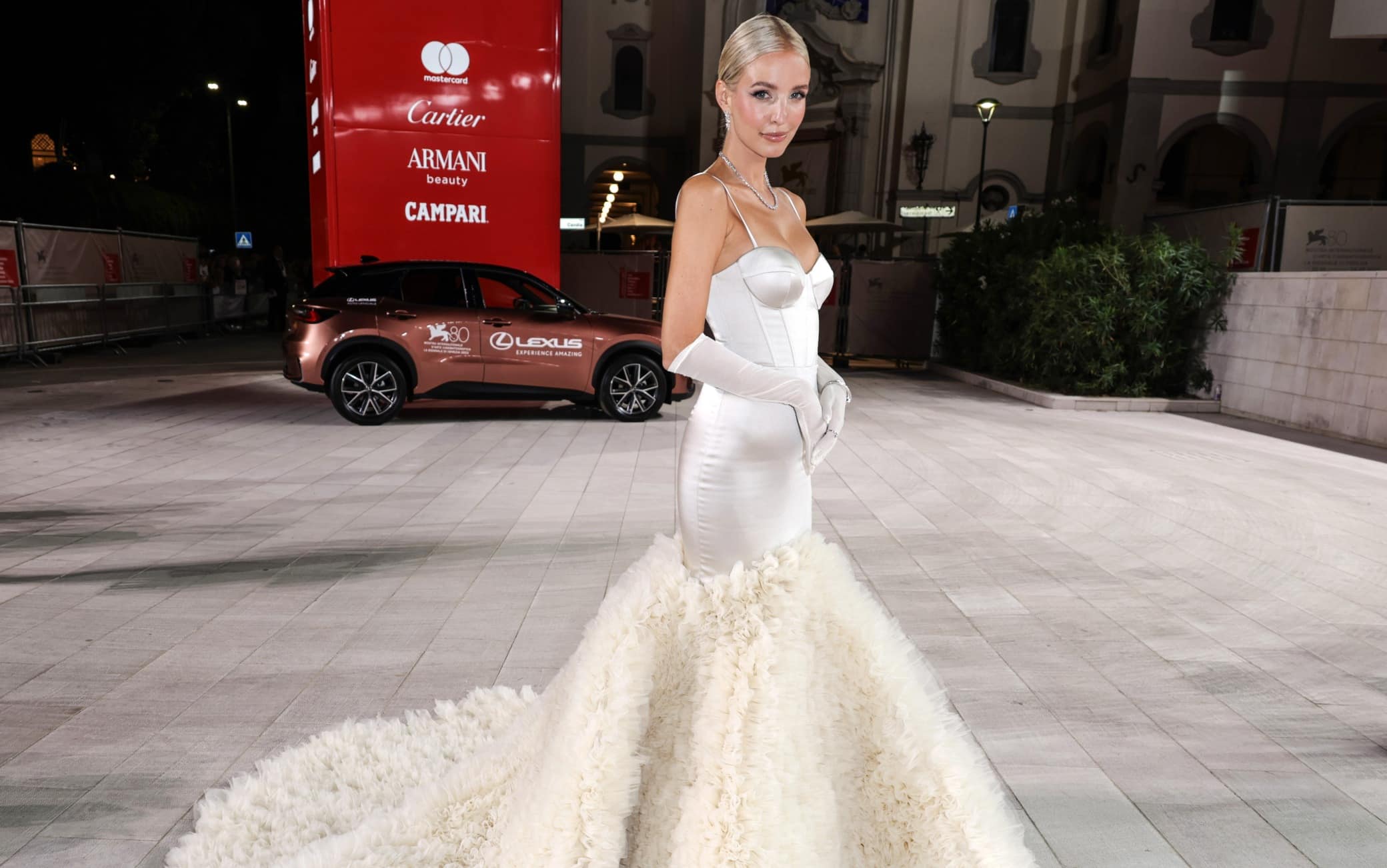 Leonie Hanne alla Mostra del Cinema di Venezia con Lexus