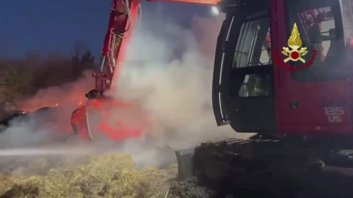 Incendio nel Novarese, fiamme domate dopo 24 ore