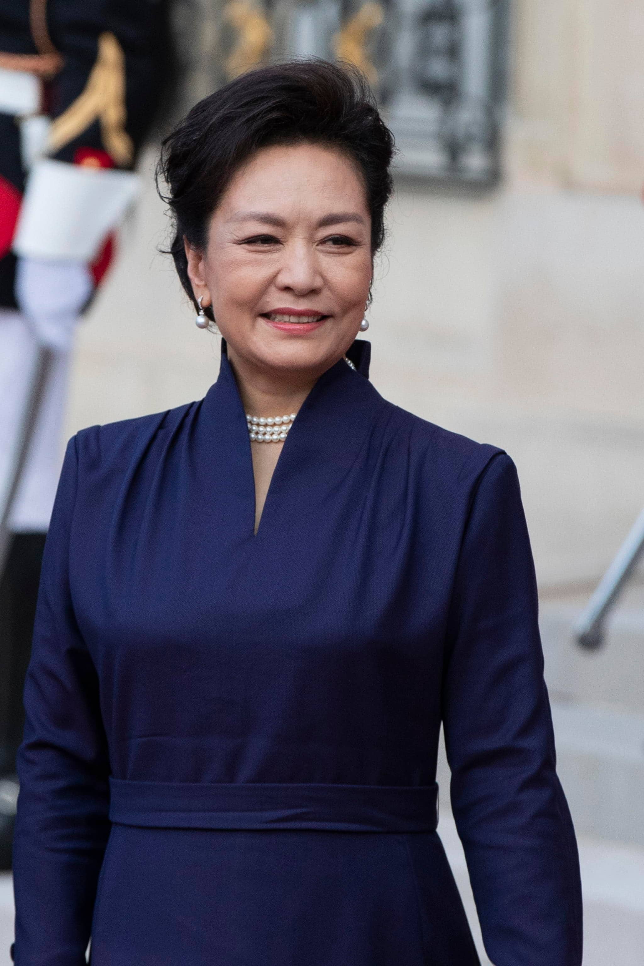 epa11322778 Chinese First Lady Peng Liyuan smiles as she arrives for a state dinner at the Elysee Palace in Paris, France, 06 May 2024. The Chinese president arrived on an official two-day state visit hosted by the French president, where the French leader will seek to push his counterpart on issues ranging from Ukraine to trade.  EPA/ANDRE PAIN