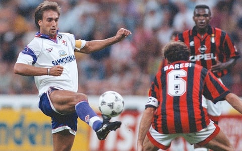 L'attaccante della Fiorentina, Gabriel Omar Batistuta (S) contrastato dal capitano del Milan, Franco Baresi, durante la Supercoppa del 25 agosto 1996.
ANSA/FARINACCI