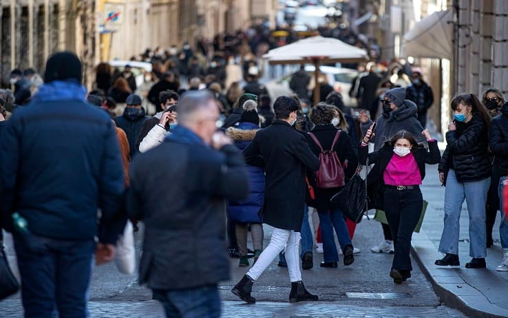 Folla a via Condotti. Roma, 14 febbraio 2021ANSA/MASSIMO PERCOSSI