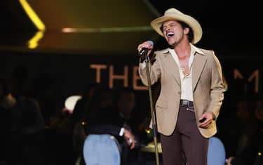 LOS ANGELES, CALIFORNIA - FEBRUARY 02: Bruno Mars performs onstage during the 67th Annual GRAMMY Awards at Crypto.com Arena on February 02, 2025 in Los Angeles, California.  (Photo by Kevin Winter/Getty Images for The Recording Academy)