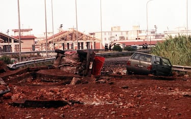  Le auto distrutte sul luogo della strage  del  23 maggio 1992, sull'autostrada A29, nei pressi dello svincolo di Capaci nel territorio comunale di Isola delle Femmine, a pochi chilometri da Palermo, dove morirono il magistrato antimafia Giovanni Falcone, sua moglie Francesca Morvillo e tre agenti della scorta, Vito Schifani, Rocco Dicillo, Antonio Montinaro. Gli unici sopravvissuti furono gli agenti Paolo Capuzza, Angelo Corbo, Gaspare Cervello e l'autista giudiziario Giuseppe Costanzaauto ANSA