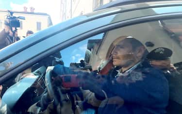 Andrea Sempio lascia in auto, accompagnato dai suoi avvocati, la Procura di Pavia, 6 maggio 2026. ANSA/ PAOLO TORRES