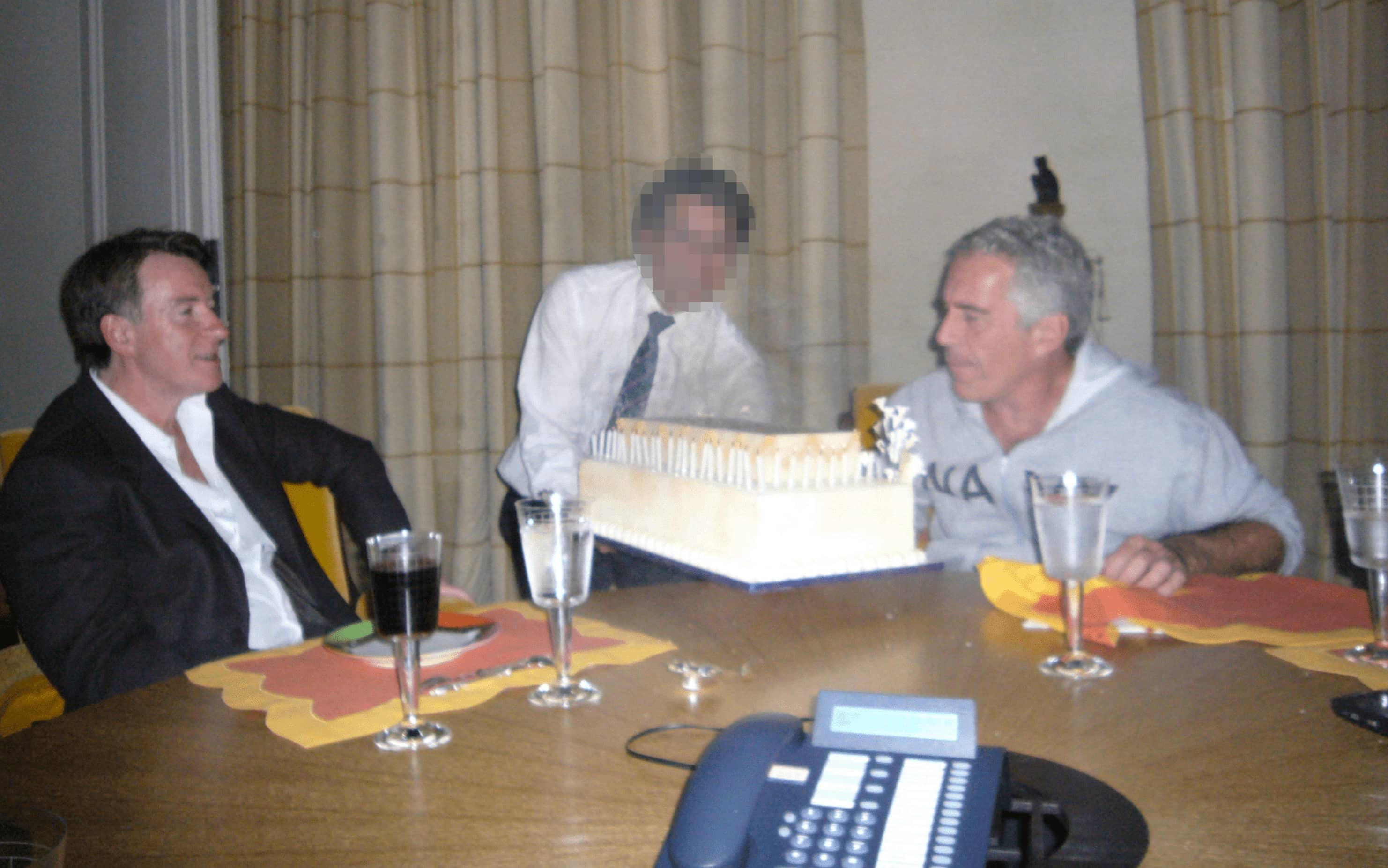 A sinistra Peter Mandelson e a destra Jeffrey Epstein in una delle foto contenute nei file Epstein e pubblicate dal Dipartimento di Giustizia degli Stati Uniti