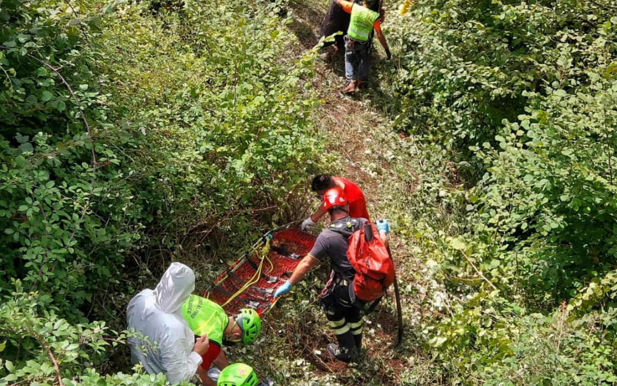 Vigili del fuoco dei reparti speciali speleo-alpino-fluviali  sul dirupo in località Curticelle di Giffoni Valle Piana durante le operazioni di recupero del  cadavere di Ciro Palmieri, il panettiere ucciso, 19 Agosto 2022. ANSA/UFFICIO STAMPA VIGILI DEL FUOCO+++ATTENZIONE LA FOTO NON PUO' ESSERE PUBBLICATA O RIPRODOTTA SENZA L'AUTORIZZAZIONE DELLA FONTE DI ORIGINE CUI SI RINVIA+++ +++NO SALES; NO ARCHIVE; EDITORIAL USE ONLY+++NPK++