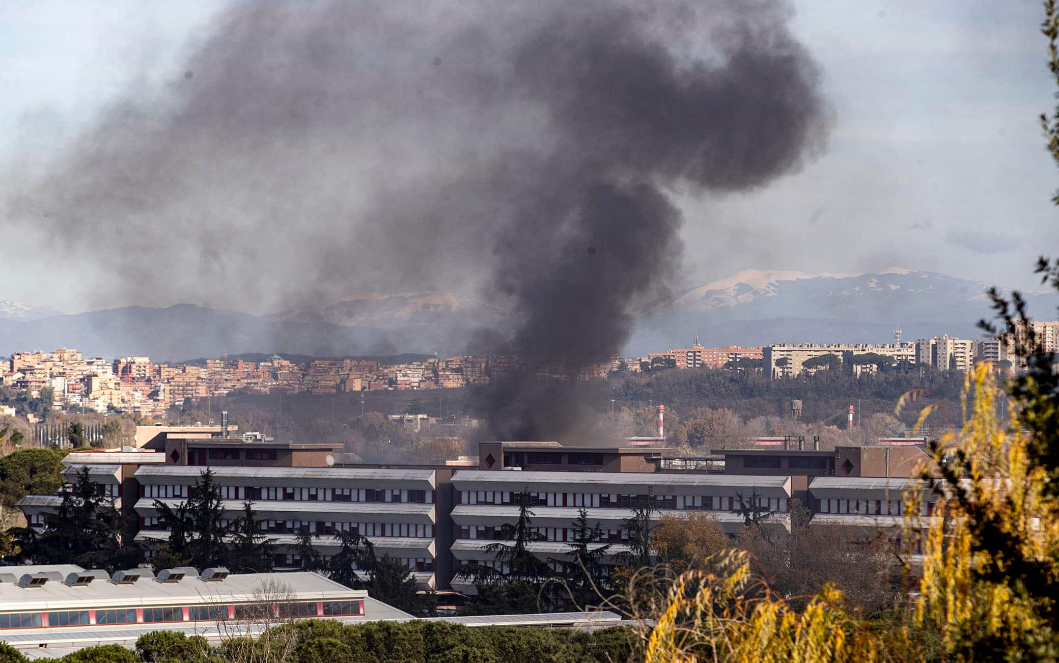Fiamme nella caserma dei carabinieri Salvo D'Acquisto in zona Tor Di Quinto a Roma. A quanto riferito dai pompieri, l'incendio è divampato all'interno di un locale adibito a foresteria per cause al momento imprecisate, 15 Dicembre 2021. ANSA/MASSIMO PERCOSSI