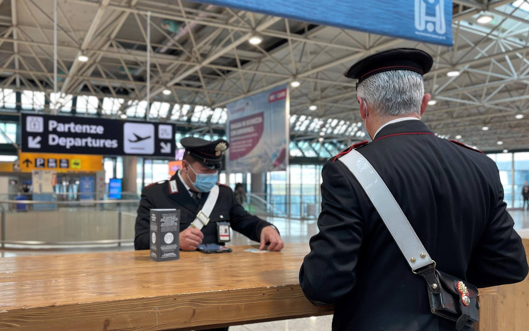 Una foto dei carabinieri di Fiumicino, 4 aprile 2022: I Carabinieri della Compagnia "Aeroporti di Roma" in forza nell'aeroporto internazionale "Leonardo Da Vinci" di Fiumicino, hanno scoperto cinque autisti che svolgevano abusivamente il servizio di noleggio con conducente per il trasporto di persone. Gli abusivi, sanzionati dai militari per un importo di oltre 10 mila euro, sono stati sorpresi mentre procacciavano clienti, senza averne titolo, fra i passeggeri in transito all'uscita dell'area Arrivi.ANSA/CARABINIERI EDITORIAL USE ONLY NO SALES