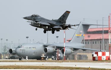 Un caccia decolla dalla base Usaf di Aviano (Pordenone), 2011
