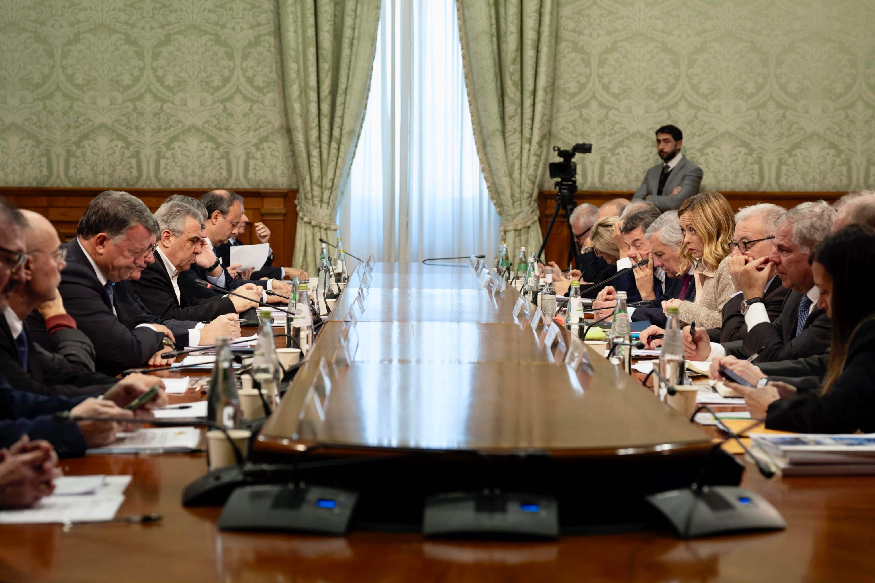 L'incontro a Palazzo Chigi tra governo e sindacati sul disegno di legge di bilancio presieduta dalla premier Giorgia Meloni, Roma, 11 novembre 2024. Per il governo sono presenti il vicepresidente del Consiglio Antonio Tajani, il ministro dell'Economia e delle Finanze Giancarlo Giorgetti, il ministro delle Imprese e del Made in Italy Adolfo Urso, la ministra del Lavoro e delle Politiche Sociali Marina Calderone, il ministro dell'Istruzione e del Merito Giuseppe Valditara, il ministro della Salute Orazio Schillaci, il ministro per la Pubblica Amministrazione Paolo Zangrillo e il sottosegretario alla presidenza del Consiglio Alfredo Mantovano. Per i sindacati sono presenti i rappresentanti di Cgil, Cisl, Uil, Ugl, Usb, Cida, Cisal, Confedir, Confintesa, Confsal, Ciu e Cse.
ANSA/ UFFICIO STAMPA PALAZZO CHIGI/ FILIPPO ATTILI
+++ ANSA PROVIDES ACCESS TO THIS HANDOUT PHOTO TO BE USED SOLELY TO ILLUSTRATE   NEWS REPORTING OR COMMENTARY ON THE FACTS OR EVENTS DEPICTED IN THIS IMAGE; NO  ARCHIVING; NO LICENSING +++ NPK +++