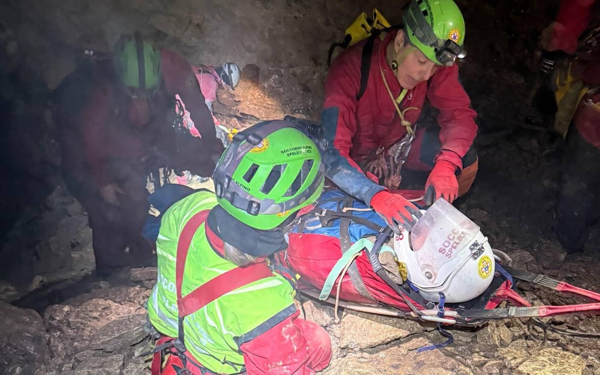 Spoleto, soccorsa speleologa infortunata a 100 metri di profondità. FOTO