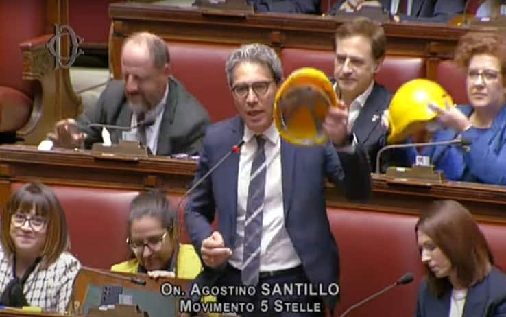 Un fermo immagine mostra i deputati di M5S che hanno esposto nell'Aula della Camera dei giubbotti catarifrangenti anti infortunistica e dei caschetti da operaio al termine della dichiarazione di voto sul dl Superbonus pronunciata da Agostino Santillo, Roma, 4 aprile 2023. ANSA/ CAMERA DEPUTATI ++HO - NO SALES EDITORIAL USE ONLY++