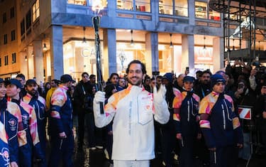 Mahmood nel suo ruolo di tedoforo