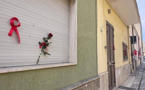 Fiocchi, nastri, rose e palloncini rossi posizionati su balconi, porte e cancelli di tutte le case di via de Pietro e delle strade che conducono dall'abitazione della famiglia Isceri alla chiesa Maria Regina di Squinzano (Lecce), dove si celebreranno i funerali di Lorena Isceri, la 45enne uccisa nei giorni scorsi a Firenze dell'ex compagno. L'iniziativa è dei vicini di casa della famiglia della vittima. Su alcuni muri di abitazioni ci sono anche fiori rossi con la foto di Lorena, Squinzano 9 settembre 2026. ANSA/ISABELLA MASELLI