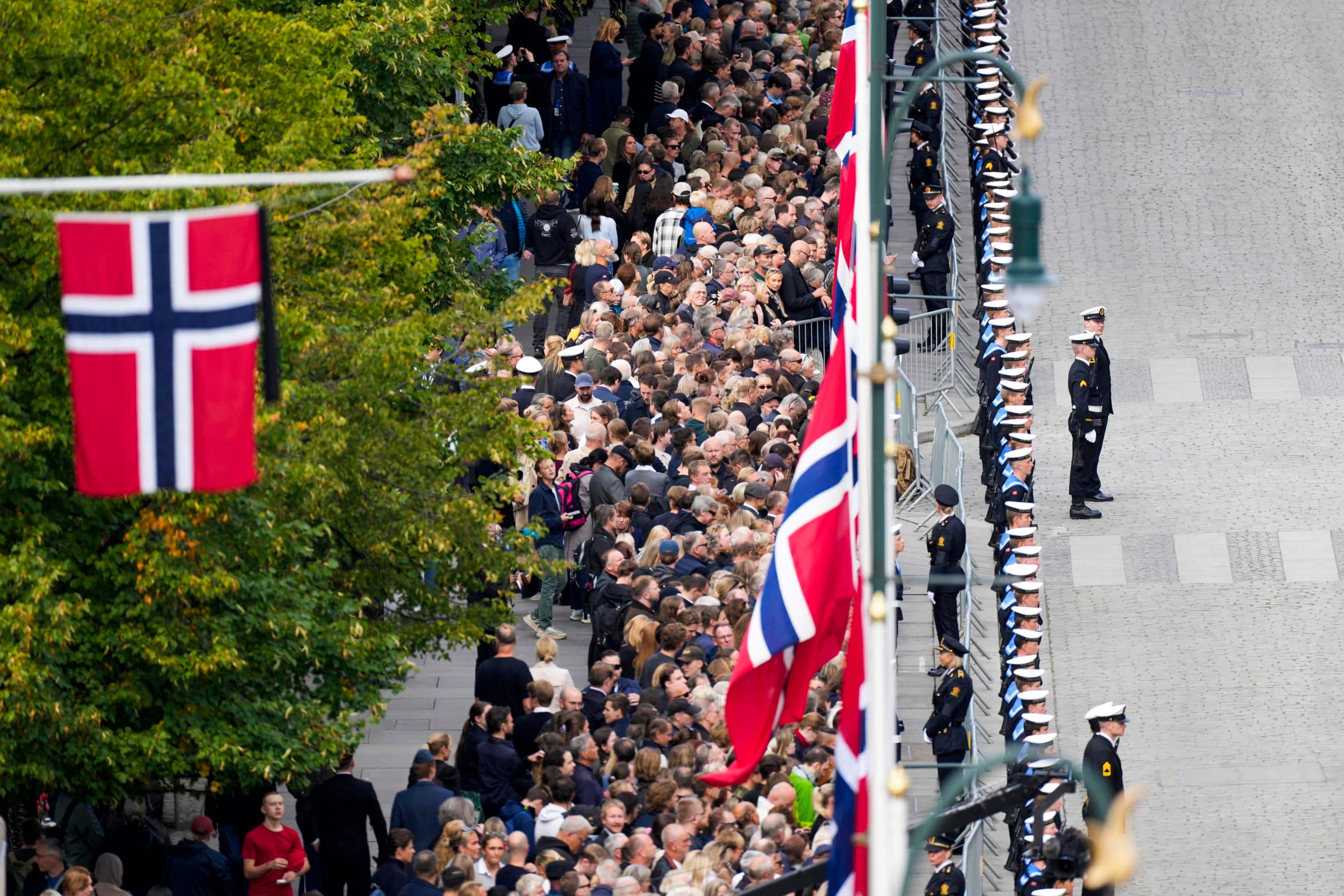 epa13224583 Spectators gather in central Oslo before the coffin of Norway's King Harald V is taken from the Palace to Oslo Cathedral for the funeral, in Oslo, Norway, 09 September 2026. The ceremony marks the country's first state funeral for a monarch since the death of King Harald's father, King Olav V, in 1991.  EPA/Cornelius Poppe  NORWAY OUT