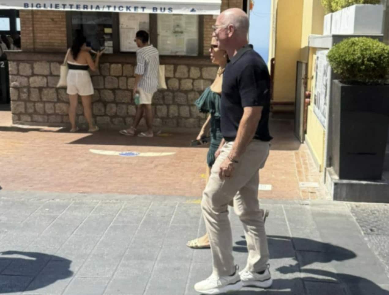 Jeff Bezos e Lauren Sanchez fotografati in viaggio di nozze a Capri