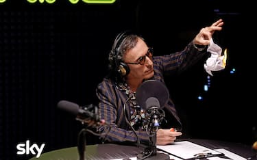 Valerio Aprea è Sandro Masi, conduttore radiofonico accusato di istigazione a delinquere