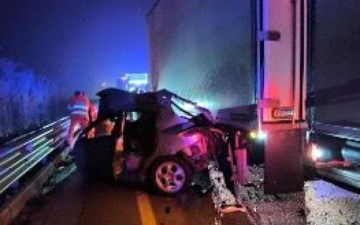 Scontro tir e auto nel nord Barese, due ragazzi morti | Sky TG24