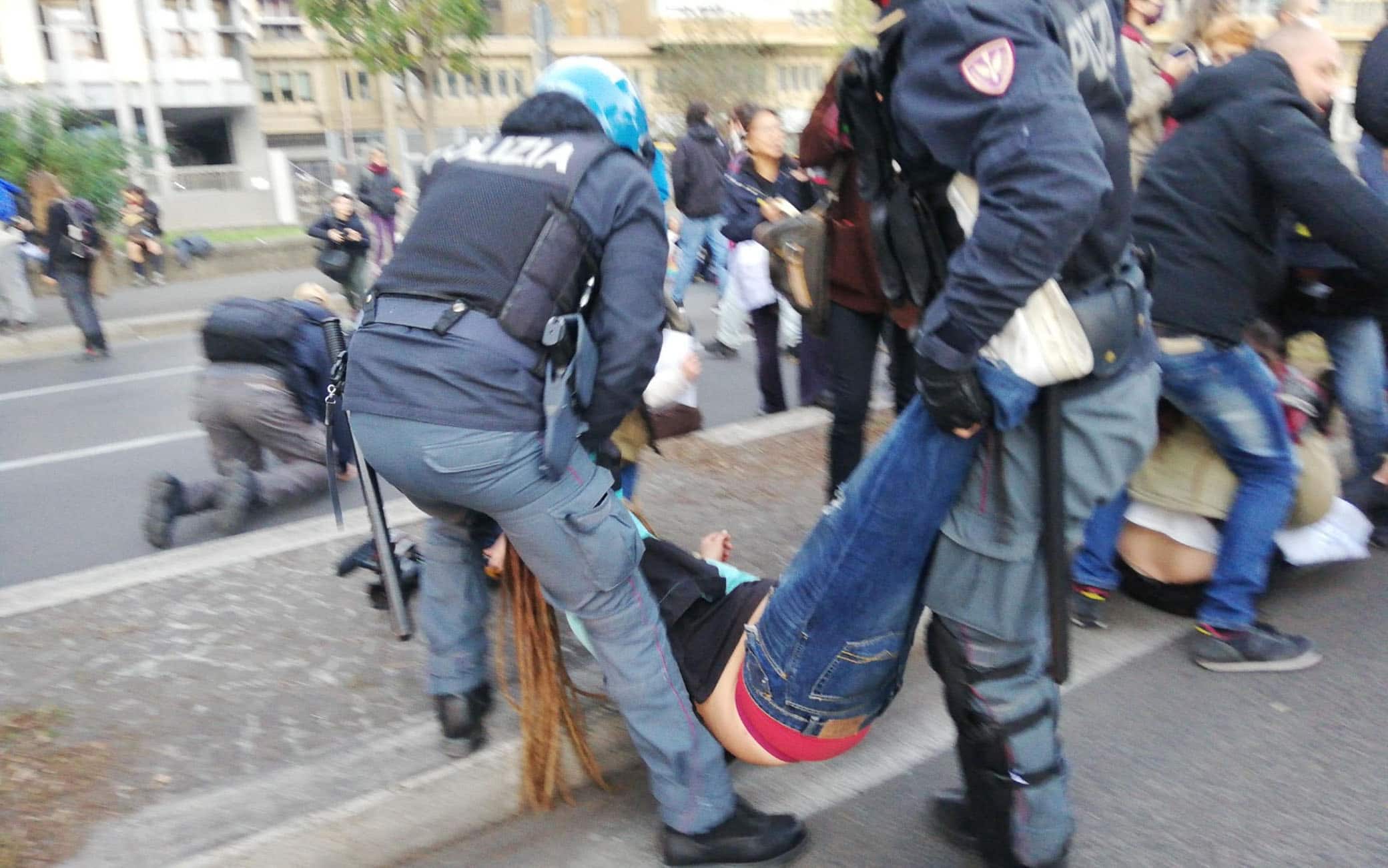 Police cleared the demonstrators of the "Climate camp" who were sitting in the central lane of via Cristoforo Colombo in Rome, blocking traffic towards the center, Italy, 30 October 2021. The activists allowed themselves to be lifted by passive resistance. At the moment the middle lane has been cleared while the demonstrators continue to occupy the side lane, sitting or lying on the asphalt. "If it does not change, we will block the city," climate activists scream.ANSA/CLIMATE CAMP PRESS OFFICE+++ ANSA PROVIDES ACCESS TO THIS HANDOUT PHOTO TO BE USED SOLELY TO ILLUSTRATE NEWS REPORTING OR COMMENTARY ON THE FACTS OR EVENTS DEPICTED IN THIS IMAGE; NO ARCHIVING; NO LICENSING +++