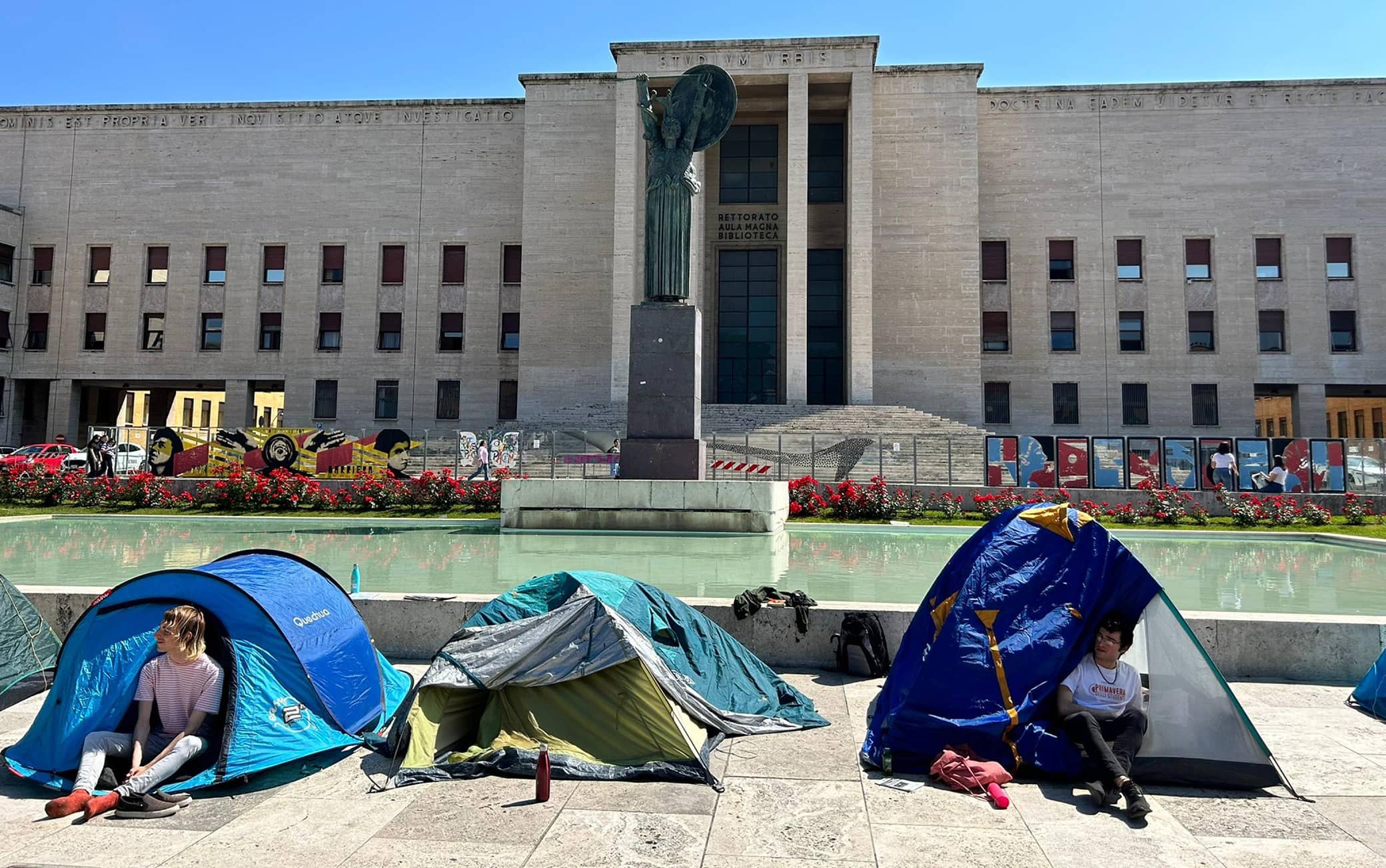 Leone, 21 anni, coordinatore di Sinistra Universitaria con i ragazzi delle tende (Roma dopo Milano) e il gruppo di lavoro di Bernini durante la protesta all'esterno della Sapienza contro il caro affitti, Roma, 9 Maggio 2023. ANSA/ANNACHIARA DI MOTTOLA