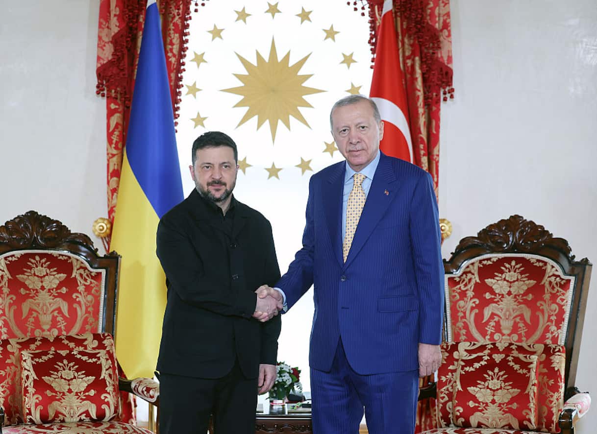 Zelensky Meets Erdogan in Turkey to Discuss Russia Mediation and Security Cooperation