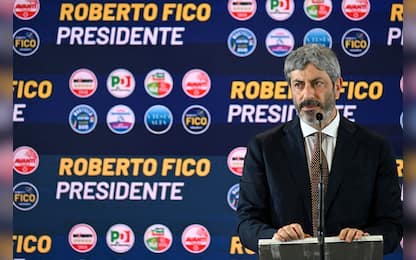 Roberto Fico in  conferenza stampa a Napoli   nel suo comitato elettorale ,  24  novembre   2025. ANSA / CIRO FUSCO
