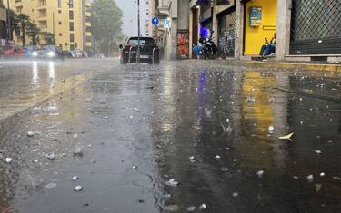 MILANO.- Violenta grandinata a Milano in serata. Grandine, maltempo