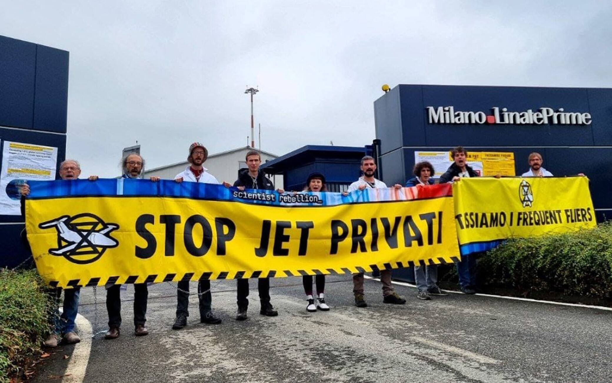 Ambientalisti incatenati a Linate