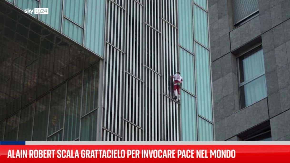 Alain Robert scala grattacielo per invocare pace nel mondo | Video Sky TG24