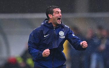 VERONA, ITALY - NOVEMBER 02: Head Coach Cristian Chivu of FC Internazionale celebrates victory after Victor Nelsson of Hellas Verona own goal the Serie A match between Hellas Verona FC and FC Internazionale at Stadio Marcantonio Bentegodi on November 02, 2025 in Verona, Italy. (Photo by Mattia Ozbot/Getty Images)