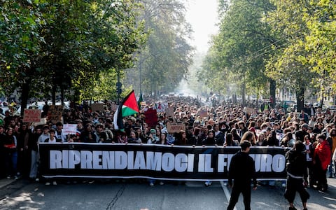 IPA90350489 - Milano, 30/10/2026 - sciopero generale del 30 Ottobre  - il corteo degli studenti che parte da Piazza Leonardo Da Vinci
