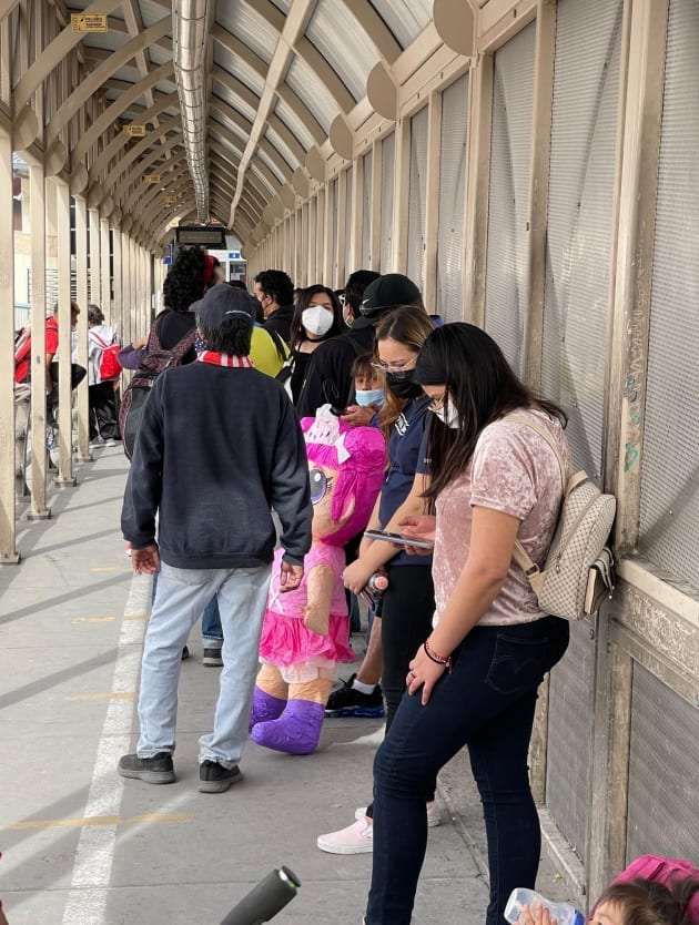 migranti confine messico