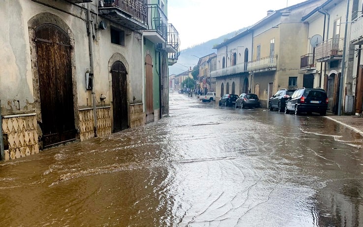 Le strade allagate dopo il nubifragio a Forino (Avellino), 25 maggio 2023. È stato recuperato il cadavere dell'uomo di cui erano in corso le ricerche nell'Avellinese dopo la bomba d'acqua che ha causato disagi ed allagamenti nella frazione Celzi di Forino e in altri comuni vicini. L'uomo sarebbe stato travolto dalla sua vettura, parcheggiata in pendenza, mentre cercava di recuperarla in un terreno invaso dall'acqua. L'uomo, 45 anni, di Contrada, stava lavorando in un castagneto. 
ANSA