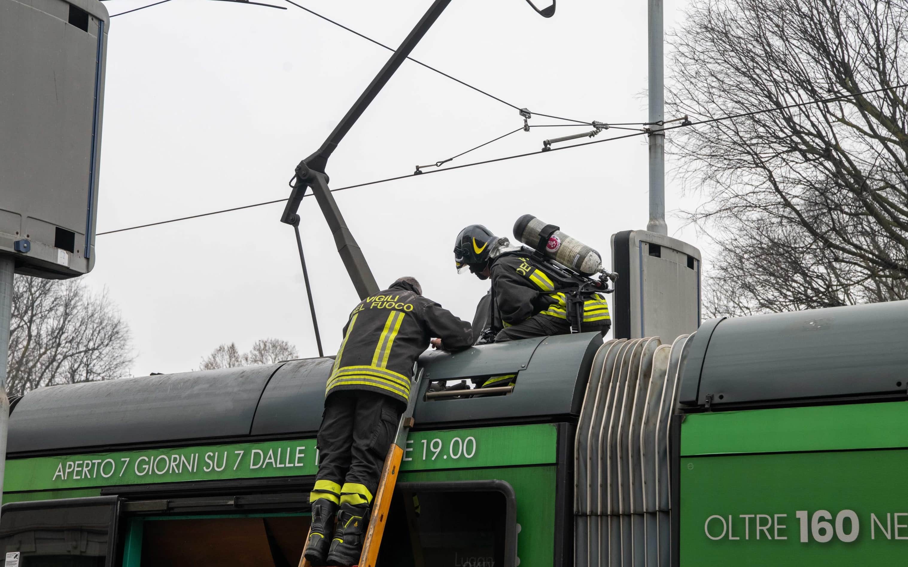 Vigili del Fuoco a lavoro a bordo del tram 27, Milano, 11 Marzo 2026. ANSA/ANDREA FASANI
