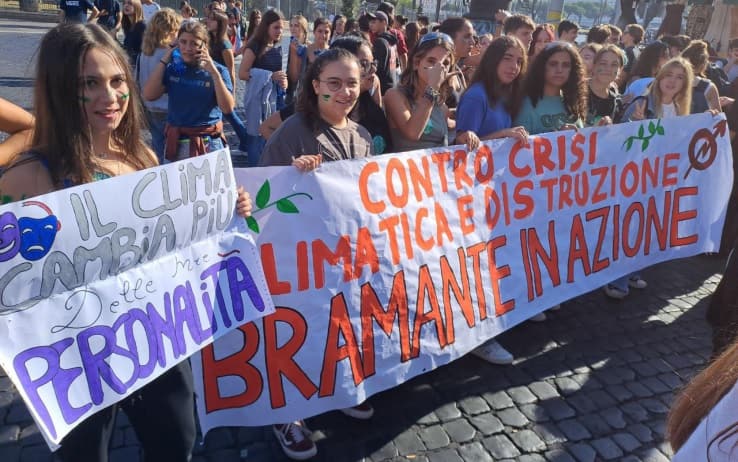 Ragazzi durante la manifestazione Fridays for Future, Roma, 6 ottobre 2023. ANSA/ STEFANO SECONDINO